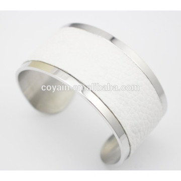 Brazalete de pun ¢ o de cuero blanco ancho de apertura grande único para las mujeres